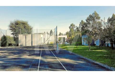 - Quintinha c/ Moradia de arquitectura contemporânea, com jardim, piscina, court ténis