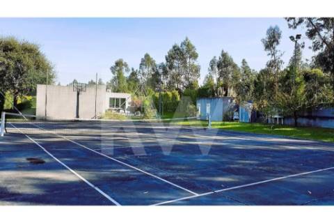 - Quintinha c/ Moradia de arquitectura contemporânea, com jardim, piscina, court ténis