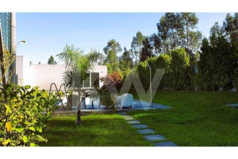 - Quintinha c/ Moradia de arquitectura contemporânea, com jardim, piscina, court ténis