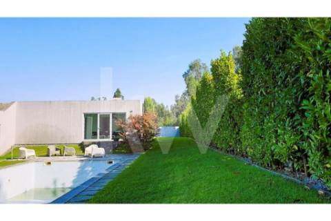 - Quintinha c/ Moradia de arquitectura contemporânea, com jardim, piscina, court ténis