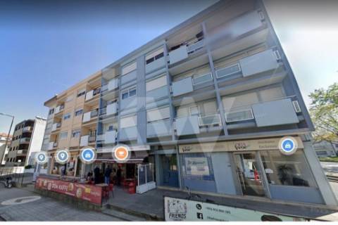 *** SUSPENSO *** Café arrendado , em zona de grande tráfego automóvel e pedestre *** SUSPENSO