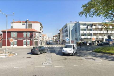 *** SUSPENSO *** Café arrendado , em zona de grande tráfego automóvel e pedestre *** SUSPENSO