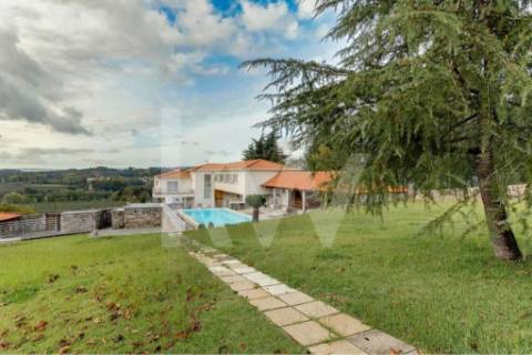 Quinta T4 com piscina, ringue de futebol (quase 20.000M2) em Navarra - Braga