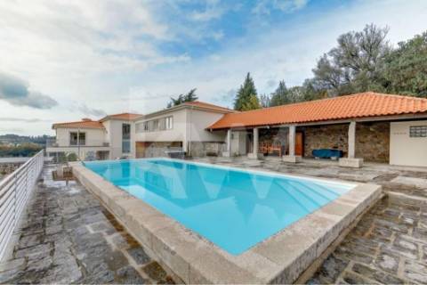 Quinta T4 com piscina, ringue de futebol (quase 20.000M2) em Navarra - Braga