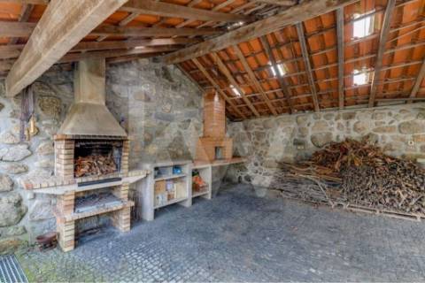 Quinta T4 com piscina, ringue de futebol (quase 20.000M2) em Navarra - Braga