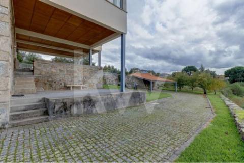 Quinta T4 com piscina, ringue de futebol (quase 20.000M2) em Navarra - Braga