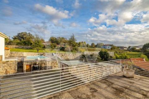 Quinta T4 com piscina, ringue de futebol (quase 20.000M2) em Navarra - Braga