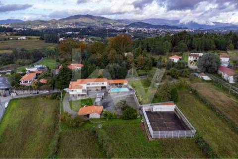 Quinta T4 com piscina, ringue de futebol (quase 20.000M2) em Navarra - Braga