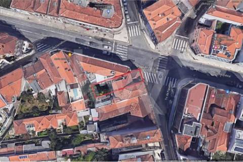 Prédio no centro do Porto com potencial de construção para habitação ou comércio