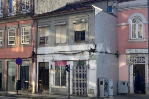 Prédio no centro do Porto com potencial de construção para habitação ou comércio