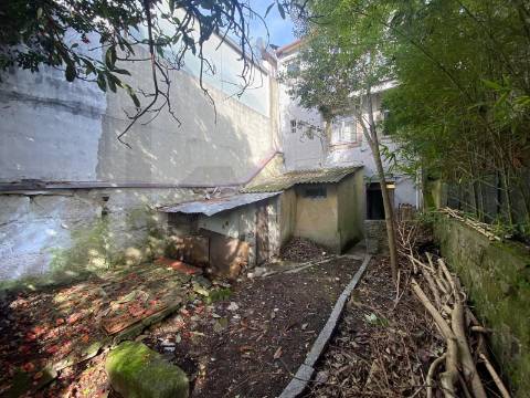 Prédio no centro do Porto com potencial de construção para habitação ou comércio