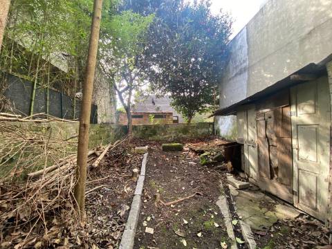 Prédio no centro do Porto com potencial de construção para habitação ou comércio