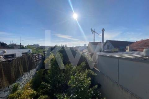 Prédio no centro do Porto com potencial de construção para habitação ou comércio