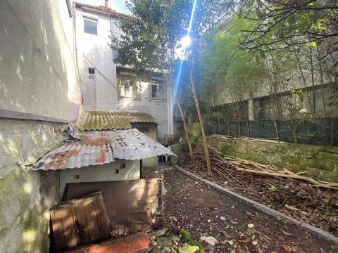 Prédio no centro do Porto com potencial de construção para habitação ou comércio