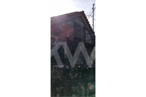 Quinta com excelente exposição solar, toda murada em pedra azul- para recuperar