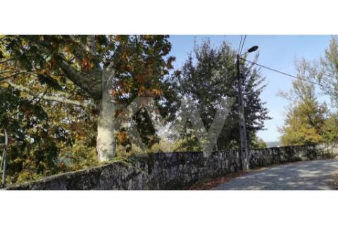 Quinta com excelente exposição solar, toda murada em pedra azul- para recuperar