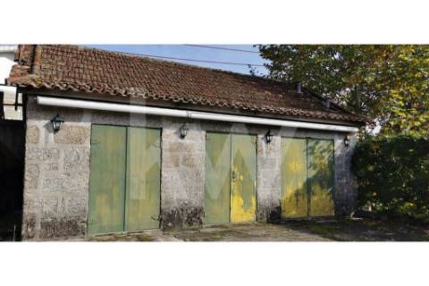 Quinta com excelente exposição solar, toda murada em pedra azul- para recuperar