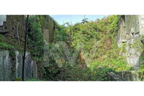 Quinta com excelente exposição solar, toda murada em pedra azul- para recuperar