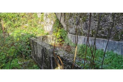 Quinta com excelente exposição solar, toda murada em pedra azul- para recuperar