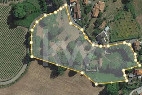 Quinta com excelente exposição solar, toda murada em pedra azul- para recuperar