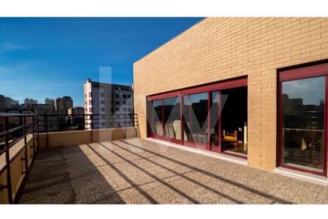 T4 Triplex, Condo. fechado em S. João Bosco, varandas,  terraço, jardim, piscina, corte de ténis.