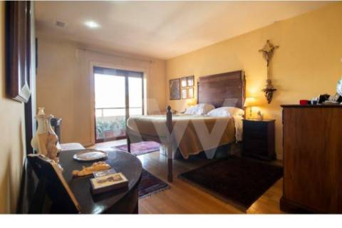 T4 Triplex, Condo. fechado em S. João Bosco, varandas,  terraço, jardim, piscina, corte de ténis.