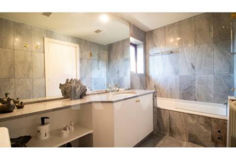 T4 Triplex, Condo. fechado em S. João Bosco, varandas,  terraço, jardim, piscina, corte de ténis.