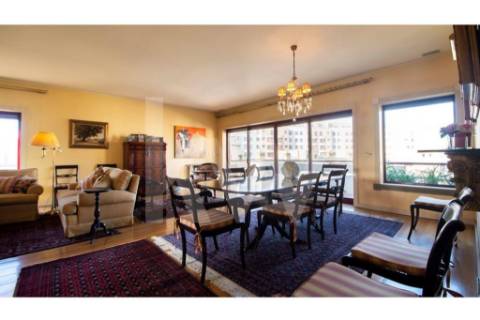 T4 Triplex, Condo. fechado em S. João Bosco, varandas,  terraço, jardim, piscina, corte de ténis.