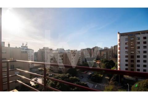 T4 Triplex, Condo. fechado em S. João Bosco, varandas,  terraço, jardim, piscina, corte de ténis.