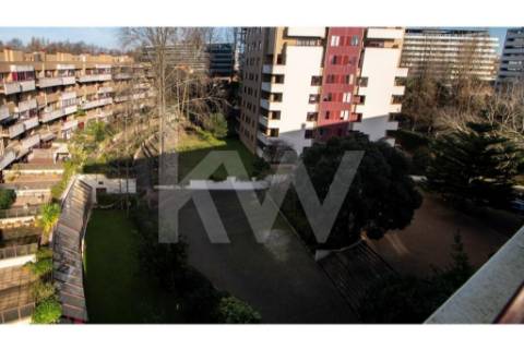 T4 Triplex, Condo. fechado em S. João Bosco, varandas,  terraço, jardim, piscina, corte de ténis.