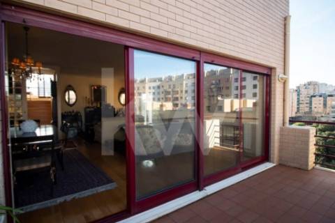 T4 Triplex, Condo. fechado em S. João Bosco, varandas,  terraço, jardim, piscina, corte de ténis.