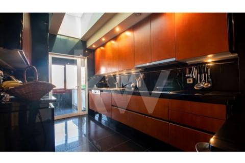 T4 Triplex, Condo. fechado em S. João Bosco, varandas,  terraço, jardim, piscina, corte de ténis.