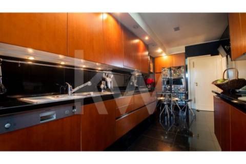 T4 Triplex, Condo. fechado em S. João Bosco, varandas,  terraço, jardim, piscina, corte de ténis.