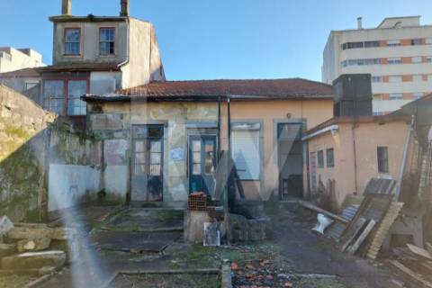 Terreno urbano com 378 m2 | Av. do Conde, S.M.Infesta | viabilidade prédio 5 andares