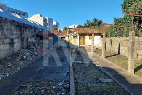 Moradias para reabilitar | Av. do Conde, S.M.Infesta | Terreno 378 m2 | ABC 220 m2