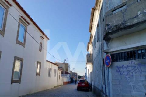 Moradias para reabilitar,  ou construção T2 e T3 a  12 minutos do Porto!