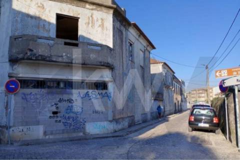 Moradias para reabilitar,  ou construção T2 e T3 a  12 minutos do Porto!