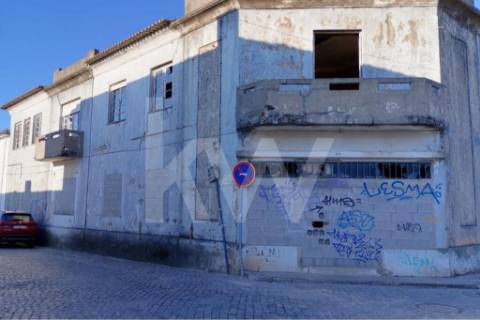 Moradias para reabilitar,  ou construção T2 e T3 a  12 minutos do Porto!