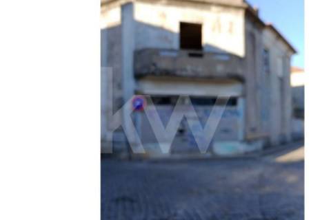 Moradias para reabilitar,  ou construção T2 e T3 a  12 minutos do Porto!