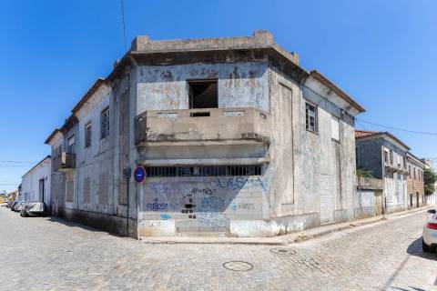 Moradias para reabilitar,  ou construção T2 e T3 a  12 minutos do Porto!