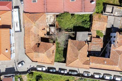 Moradias para reabilitar,  ou construção T2 e T3 a  12 minutos do Porto!