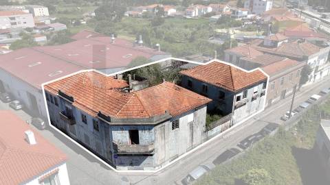 Moradias para reabilitar,  ou construção T2 e T3 a  12 minutos do Porto!