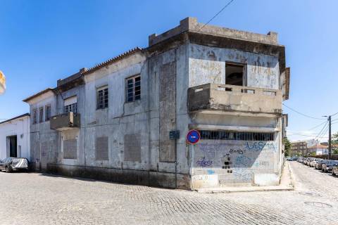 Moradias para reabilitar,  ou construção T2 e T3 a  12 minutos do Porto!