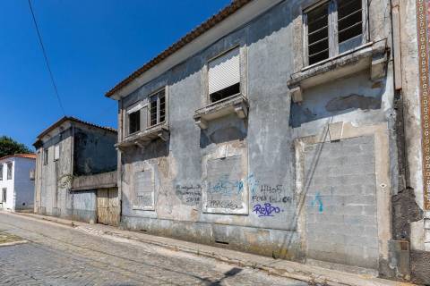 Moradias para reabilitar,  ou construção T2 e T3 a  12 minutos do Porto!