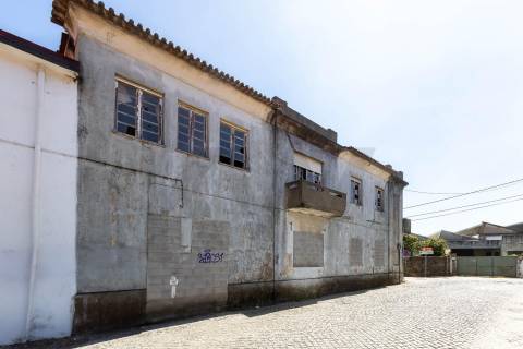 Moradias para reabilitar,  ou construção T2 e T3 a  12 minutos do Porto!