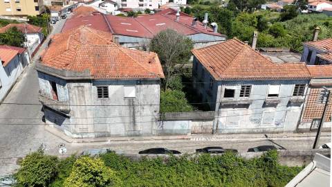 Moradias para reabilitar,  ou construção T2 e T3 a  12 minutos do Porto!
