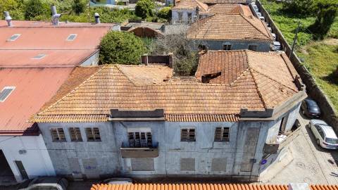 Moradias para reabilitar,  ou construção T2 e T3 a  12 minutos do Porto!