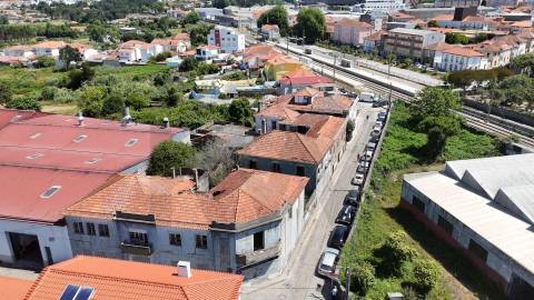 Moradias para reabilitar,  ou construção T2 e T3 a  12 minutos do Porto!