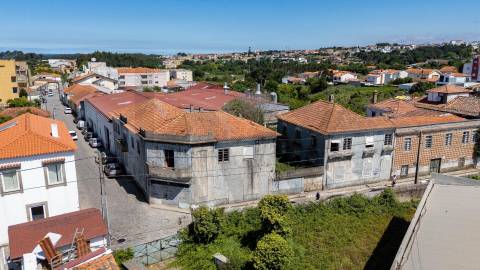 Moradias para reabilitar,  ou construção T2 e T3 a  12 minutos do Porto!