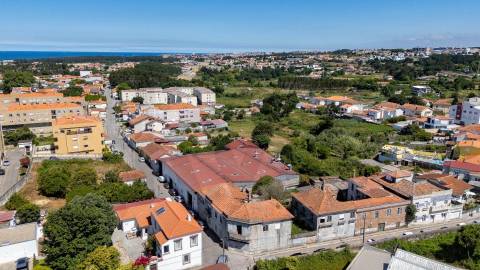 Moradias para reabilitar,  ou construção T2 e T3 a  12 minutos do Porto!